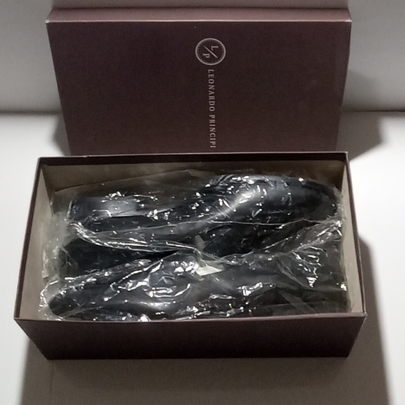 Women's classic handmade black leather loafers with black tassels. - Picture 8 of 8